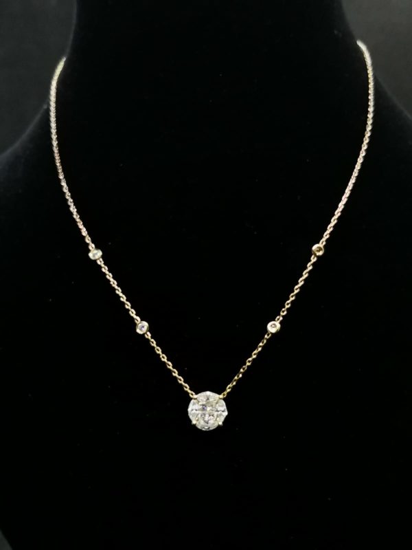 Collier articulé en or jaune avec 4 diamants sertis clos et pendentif rond serti