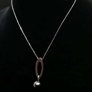 Collier en or gris avec perle noire de Tahiti