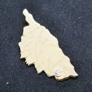 médaille carte de la Corse en or jaune avec un brillant